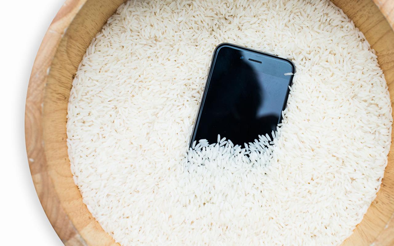 ظرف برنج برای خشک کردن گوشی آب خورده